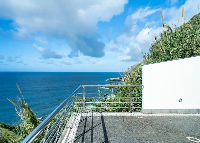 Infinite Ocean View 20m Above Ocean & *